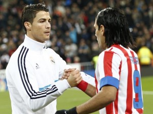 Cristiano Ronaldo saluda a Radamel Falcao cuando el colombiano militaba en el Atlético de Madrid (foto tomada de la web)