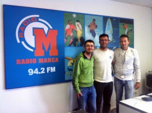 Carlos Sánchez junto a Israel Díaz y Hugo. Equipo de Radio Marca Cantabria.