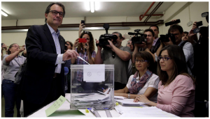 El presidente de la Generalitat y de CiU, Artur Mas, vota para las elecciones del 24M en el colegio Infant Jesús de Barcelona. (Efe)