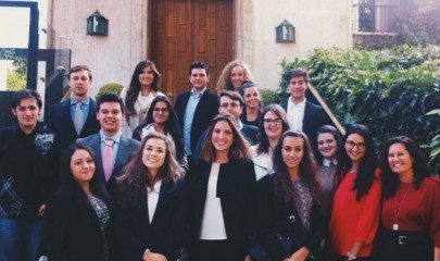 Los alumnos de Periodismo y Relaciones Internacionales en la puerta de la embajada americana