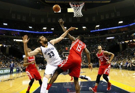 MEM01. MEMPHIS (EE.UU), 20/11/2015.- El jugador español Marc Gasol (2i) de Memphis Grizzlies disputa el balón con Clint Capela (2d) de Houston Rockets hoy, viernes 20 de noviembre de 2015, durante un juego entre Memphis Grizzlies y Houston Rockets de la NBA que se disputa en el FedExForum en Memphis, Tennessee (Estados Unidos). EFE/Mike Brown