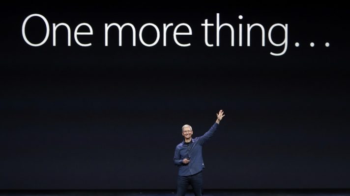 Tim Cook haciendo referencia al "One More Thing..." Foto: Apple Inc.