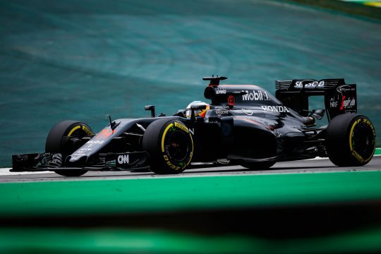 BRA119. SAO PAULO (BRASIL), 12/11/2016.- El piloto español Fernando Alonso de la escudería McLaren participa hoy, sábado 12 de noviembre de 2016, en la tercera práctica libre en el autódromo de Interlagos como preparación para el Gran Premio de Fórmula Uno de Brasil que se celebrará el próximo 13 de noviembre en Sao Paulo (Brasil). EFE/ FERNANDO BIZERRA JR