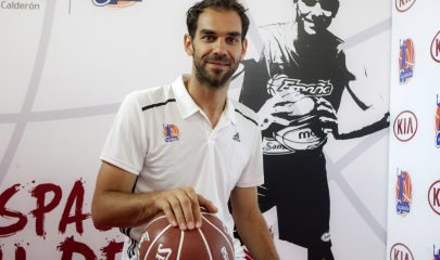 José Manuel Calderón durante la presentación en Badajoz, del Campus de Baloncesto que lleva su nombre. EFE/ Oto.