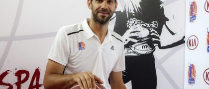 José Manuel Calderón durante la presentación en Badajoz, del Campus de Baloncesto que lleva su nombre. EFE/ Oto.