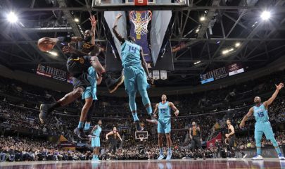 El 'Rey' guía a su equipo hacía la derrota de los Hornets. Fuente: David Liam Kyle/NBAE vía Getty Images