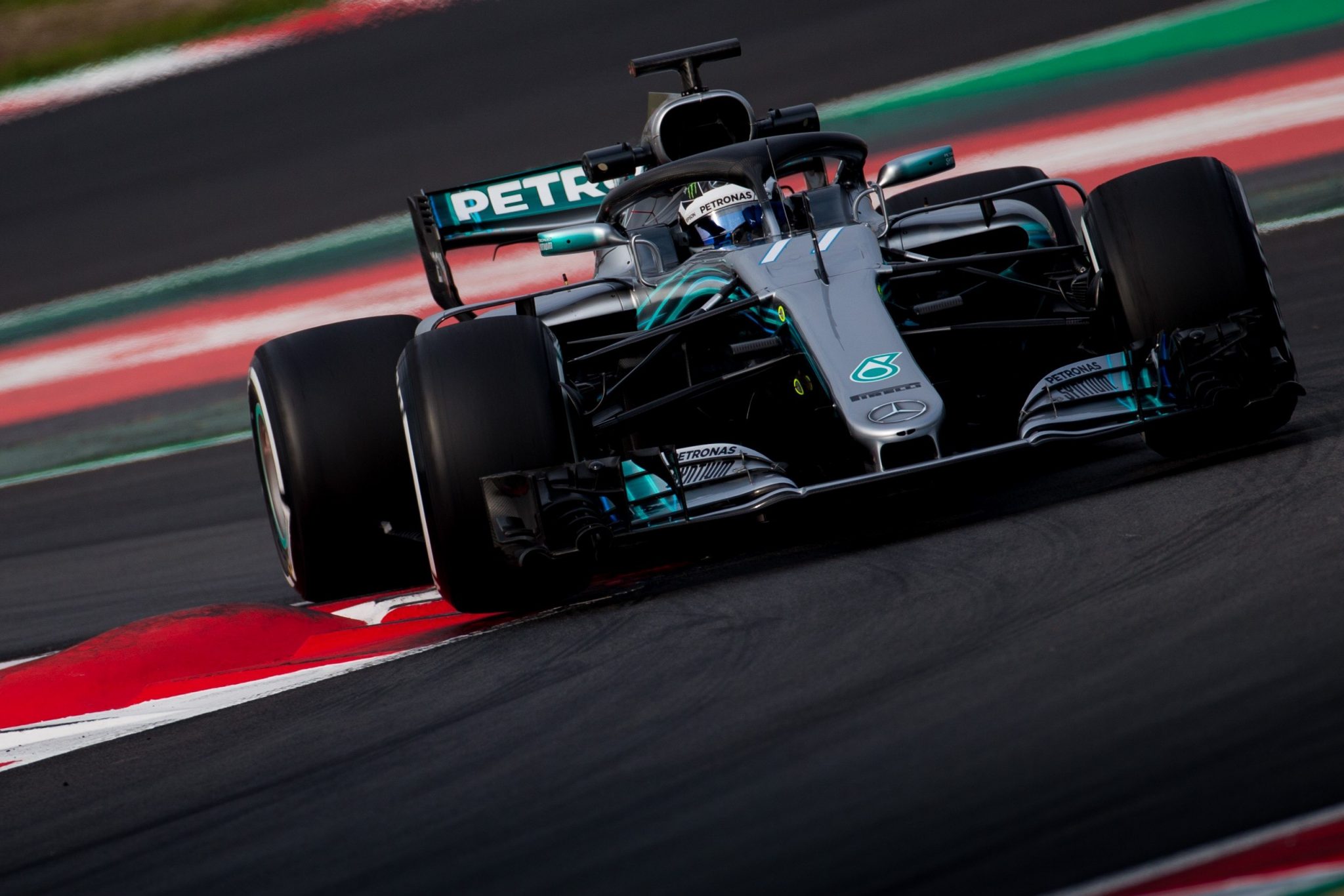 El piloto finlandes Valteri Bottas de la escuderia Mercedes de Formula 1, al mando de su monoplaza W09, durante la primera sesión de entrenamientos de pretemporada en Montmeló. EFE/ Enric Fontcuberta.