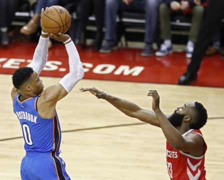 LWS104. Houston (United States), 07/04/2018.- Oklahoma City Thunder player Russell Westbrook (L) takes a shot against Houston Rockets player James Harden (R) in the first half of their NBA basketball game at the Toyota Center in Houston, Texas, USA, 07 April 2018. (Baloncesto, Estados Unidos) EFE/EPA/LARRY W. SMITH SHUTTERSTOCK OUT