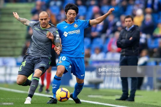 GETAFE, SPAIN - DECEMBER 15: Gaku Shibasaki of Getafe CF competes for the ball with Sandro Ramirez (L) of Real Sociedad during the La Liga match between Getafe CF and Real Sociedad at Coliseum Alfonso Perez on December 15, 2018 in Getafe, Spain. (Photo by Quality Sport Images/Getty Images)