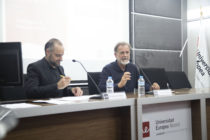 A la derecha, José María Doria, Fundador de la Escuela Española de Desarrollo Transpersonal. A la izquierda, el profesor de la UEM José Jesús Vargas.