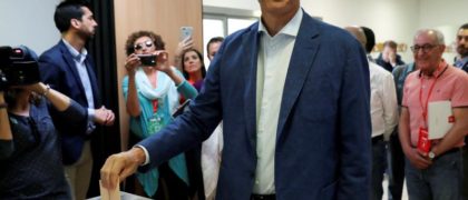 Pedro Sánchez votando en Pozuelo de Alarcón . EFE