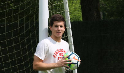 Igor Zubeldia posa en el campo de fútbol de Txerloia (Azkoitia). Foto: maxixatzeneko.eus