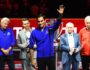 Roger Federer agradece al público después de que el Equipo Mundo venciera al Equipo Europa para ganar el torneo de tenis de la Copa Laver en el O2 Arena de Londres.