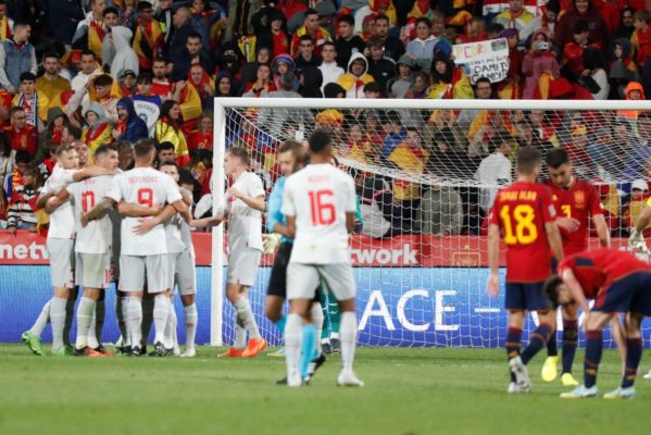 La selección suiza celebra la victoria ante España en la Romareda por la Liga de Naciones