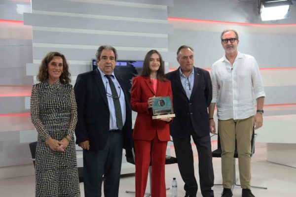 Entrega del premio Periodismo al Límite a María Senovilla