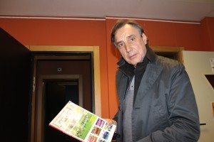 Miguel Ángel Portugal, en los estudios de Europea Media, con un ejemplar de Football Fantasy. Foto: Arturo Herrera.