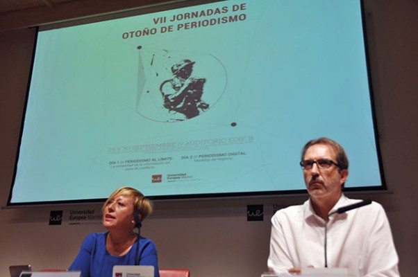 Ana Alonso, exdirectora de Internacional de El Mundo, junto a Fernando Ávila durante su conferencia