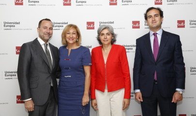 de dcha. a izda.):Tomás Poveda, director general de la Casa de América; Águeda Benito, rectora de la Universidad Europea; Ana Isabel Mariño, consejera de Empleo Turismo y Cultura de la Comunida de Madrid y James Costos, embajador de EE.UU. en España