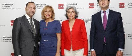 de dcha. a izda.):Tomás Poveda, director general de la Casa de América; Águeda Benito, rectora de la Universidad Europea; Ana Isabel Mariño, consejera de Empleo Turismo y Cultura de la Comunida de Madrid y James Costos, embajador de EE.UU. en España