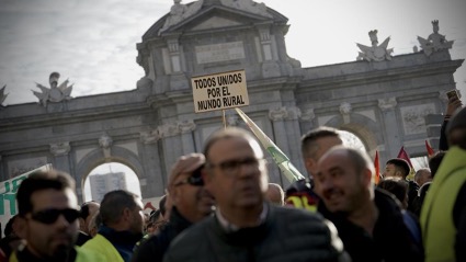 Agricultores protestan en la puerta de Alcalá. FOTO: Faro de Vigo.