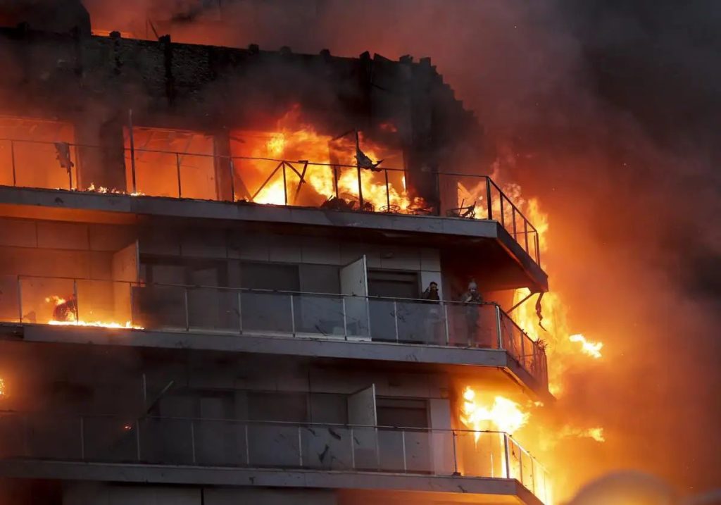 Edificio durante el incendio en Campanar, Valencia //EFE