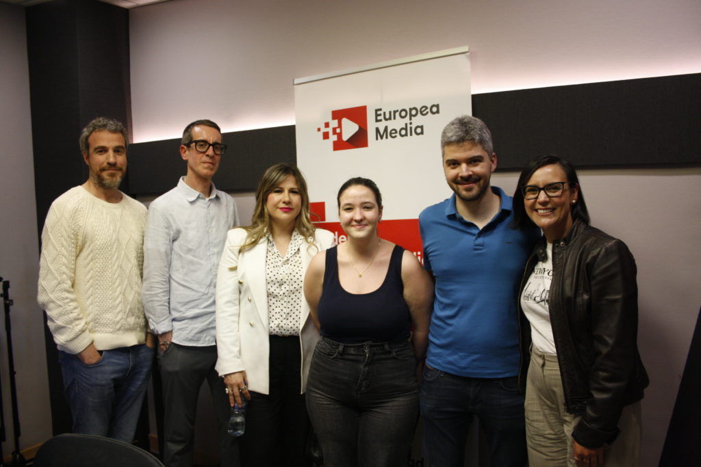 Lucas Paulino, Ángel Torres, Teresa Moreno, Salvador Martín y Myriam Moreno junto a la alumna de Europea Media Lucía.