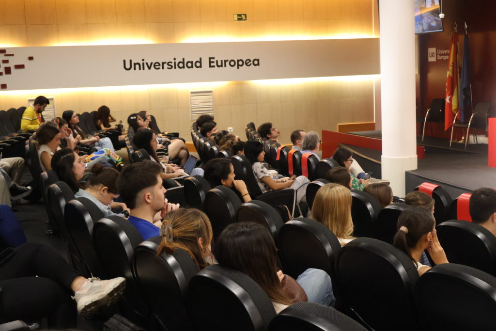 Fotografía de Andrea Rozas. Auditorio B en la última charla del turno mañana.