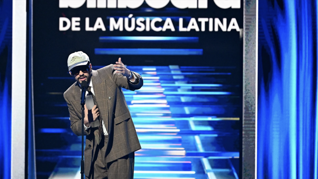 Bad Bunny dando su discurso de agradecimiento en los premios Latin Billboard 2025. Foto de: Getty Images