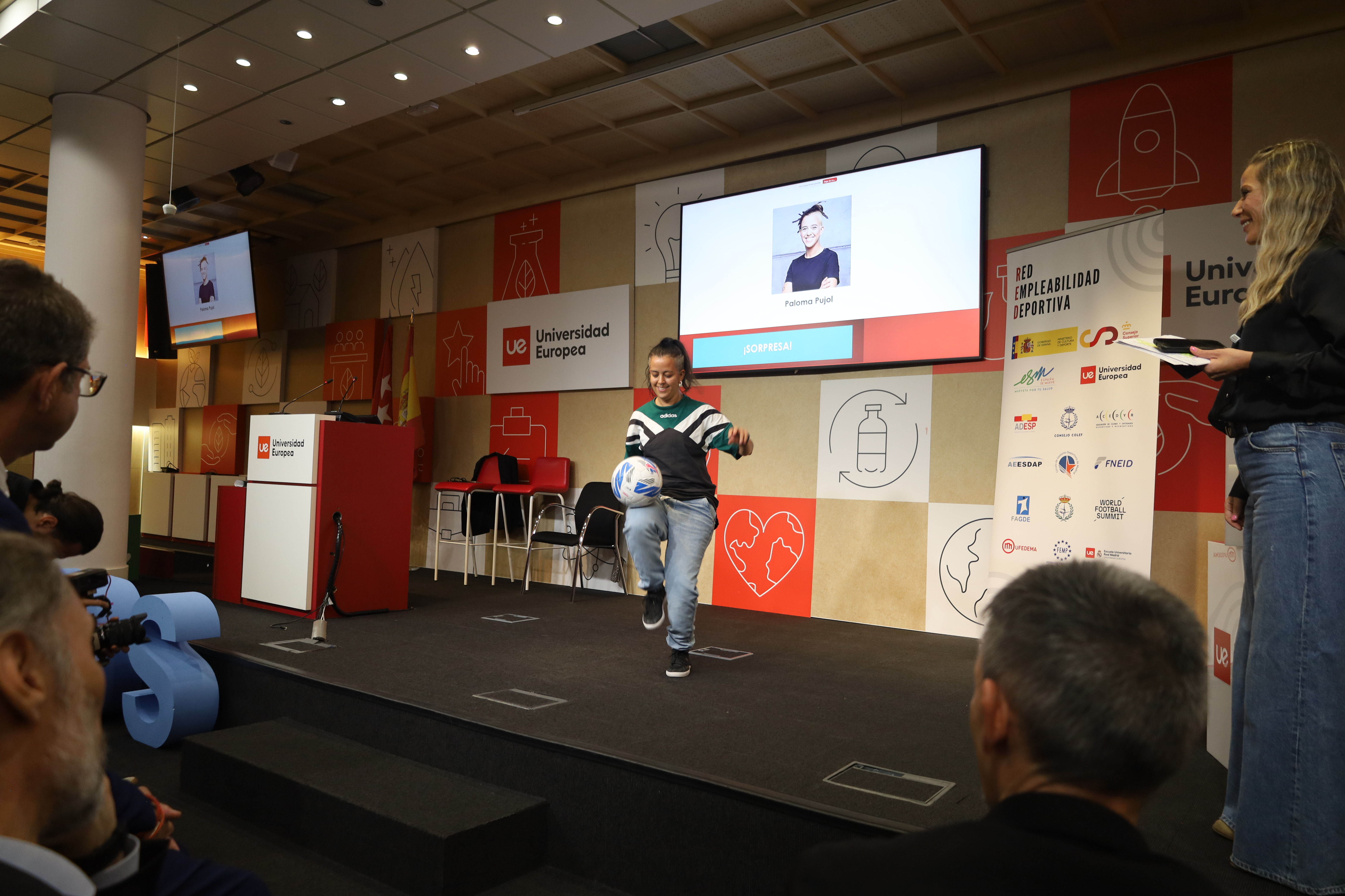 Paloma Pujol, freestyler exponiendo sus habilidades con el balón durante la pause entre bloques. Foto: Marian Fernández