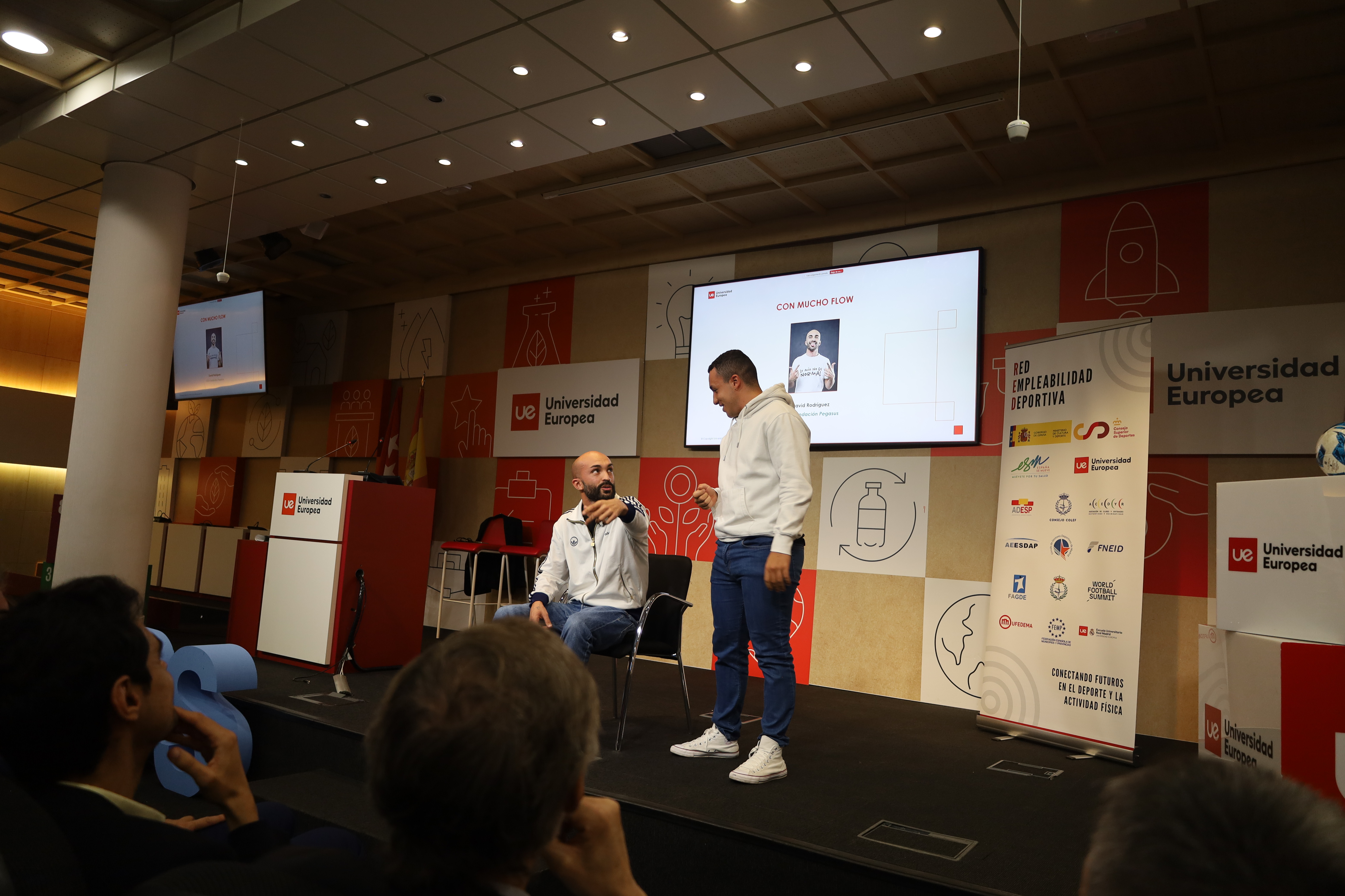 David Rodríguez, CEO de Fundación Pegasus, junto a un alumno del público durante su charla. Foto: Marian Fernández