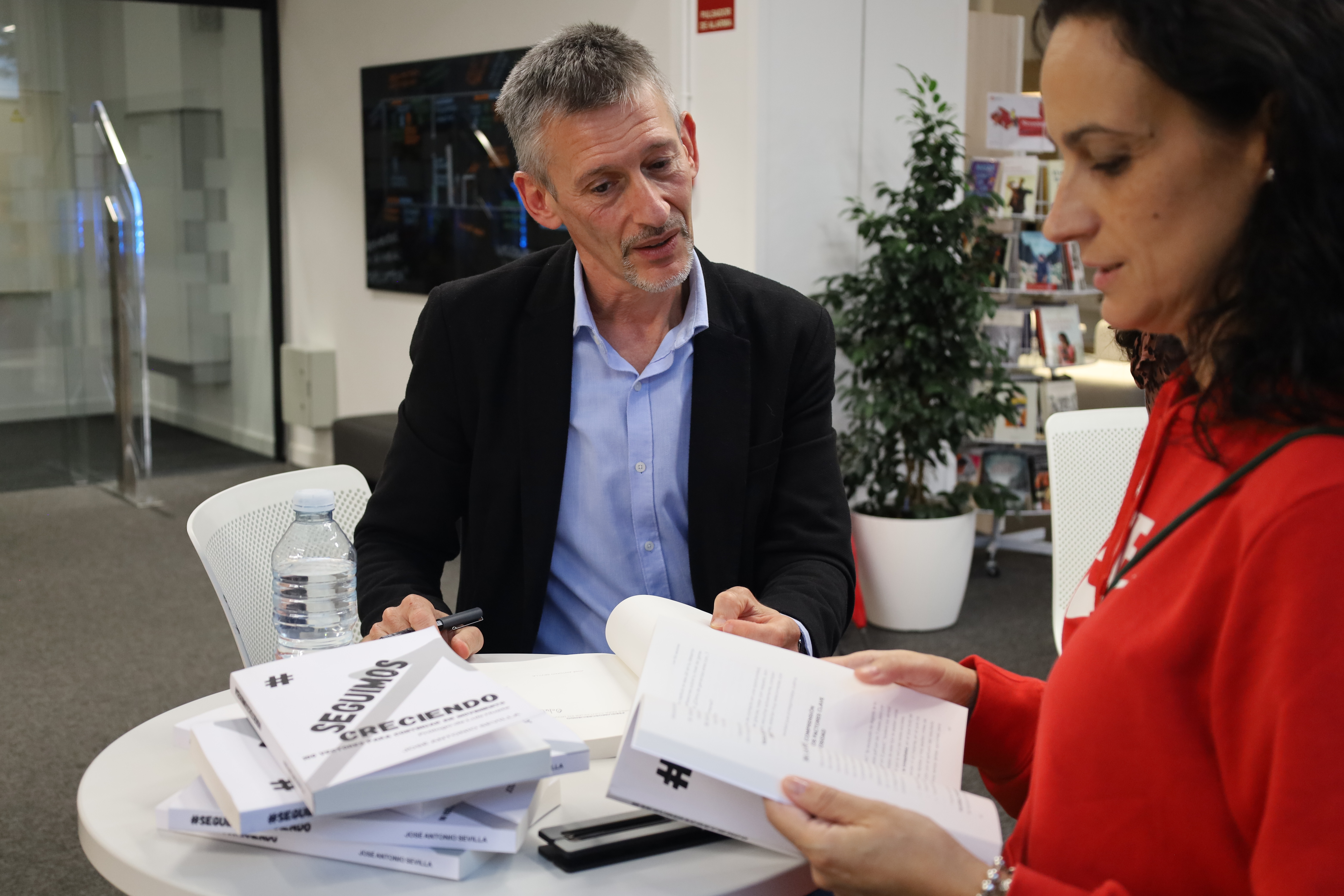 Jose Antonio Sevilla durante la firma del libro. Foto: Marian Fernández