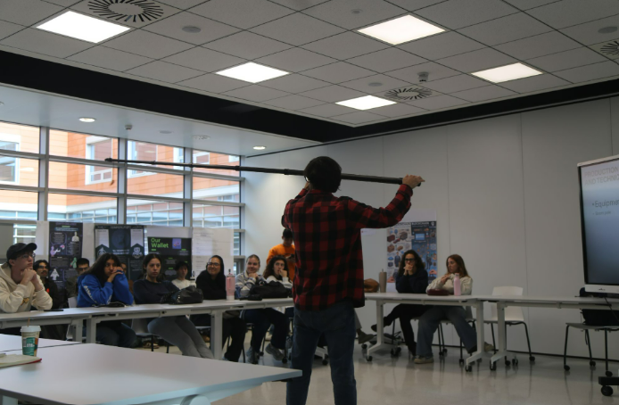 Charla en espacio I-Bridge. Foto de Hugo Martirena