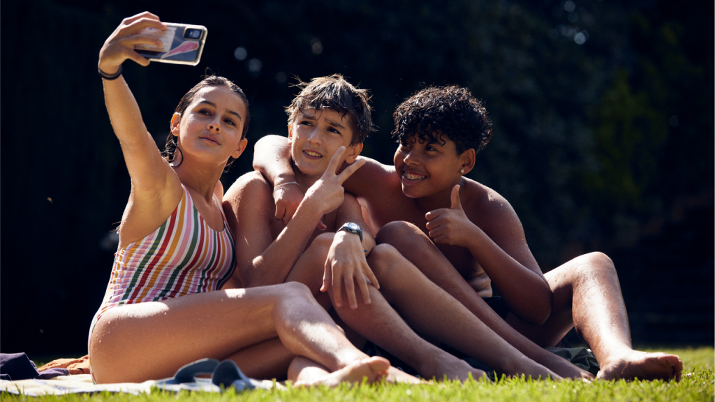  Las redes sociales están muy presentes durante la serie.
                   Fotografía de:  Quim Vives / HBO Max.
