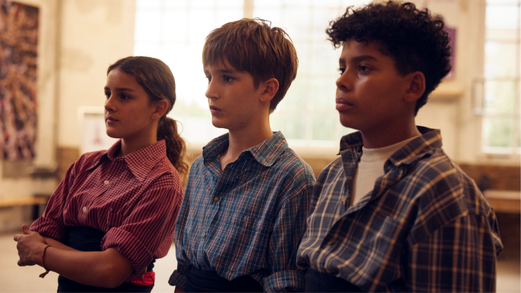 Aina Martínez, Ot Serra Bas y Nael Gamell vestidos de castellers. Fotografía de:  Quim Vives / HBO Max.