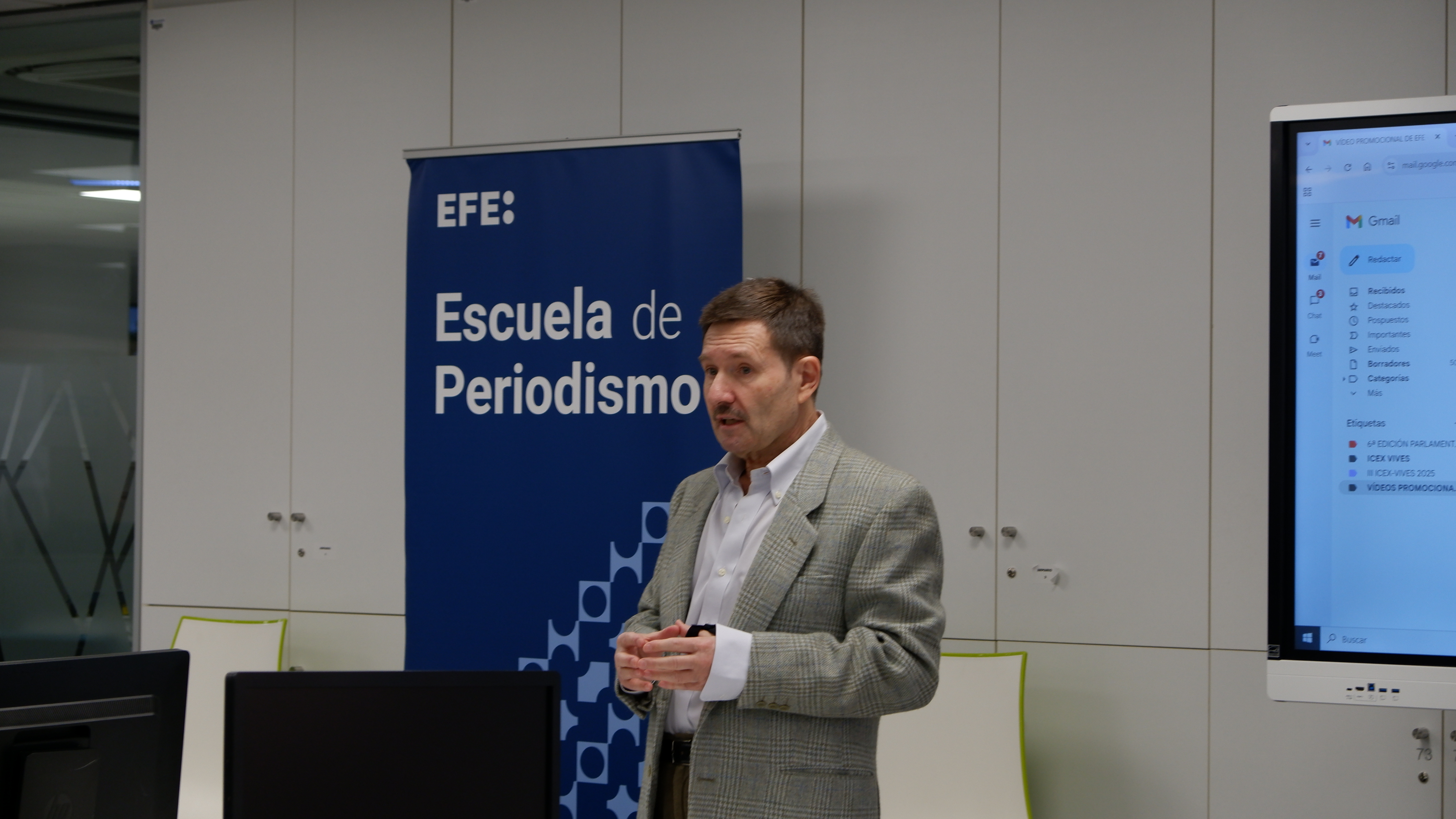 Charla de Juan Lara. FOTO: Manuela Chica.