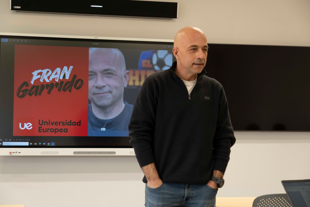 Fran Garrido imparte una masterclass  sobre periodismo deportivo a los alumnos de la UE