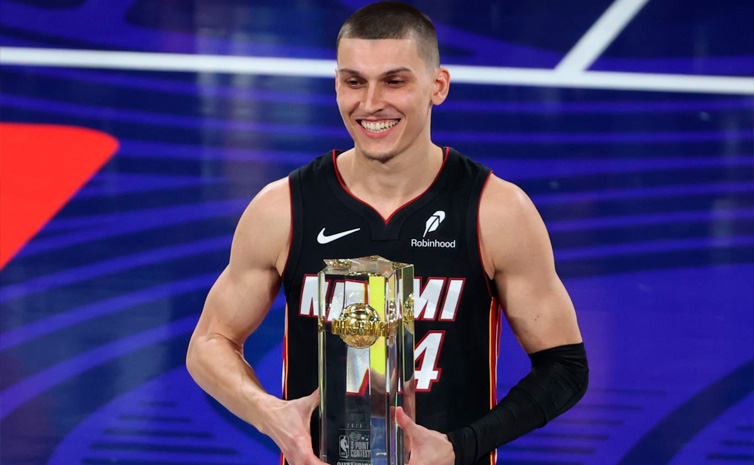 Tyler Herro con el trofeo del concurso de triples del All-Stars 2025. Foto: Getty