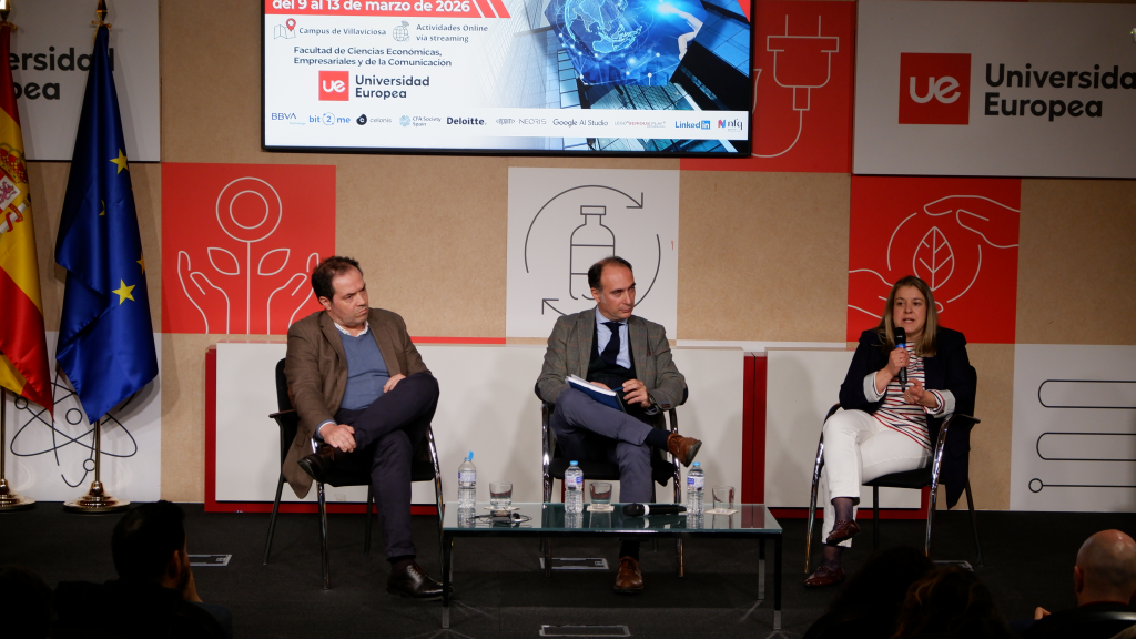 Alarico Esteso, Santiago Carrillo y Patricia Carrasco en la conferencia. Foto: Manuela Chica