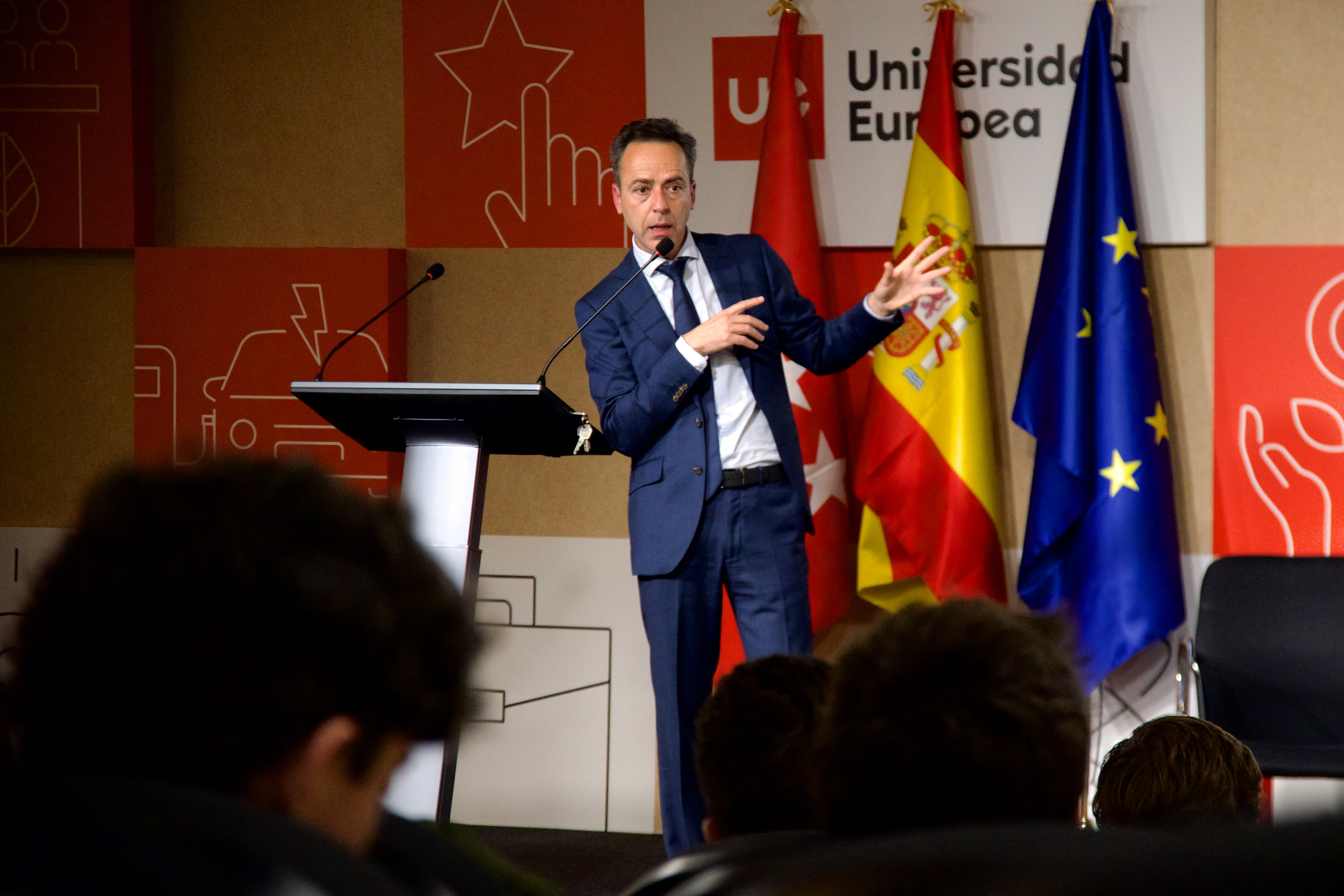 Antonio Molya impartiendo una charla de finanzas. Foto: Renato Garduño de la Vega