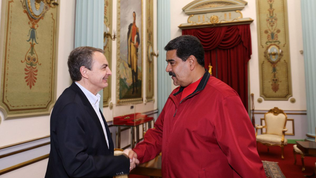 Zapatero estrechando la mano con Maduro. Foto Agencia EFE