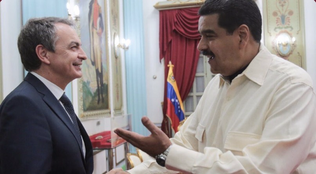 Zapatero y Maduro dándose la mano. Foto: Vozpopuli