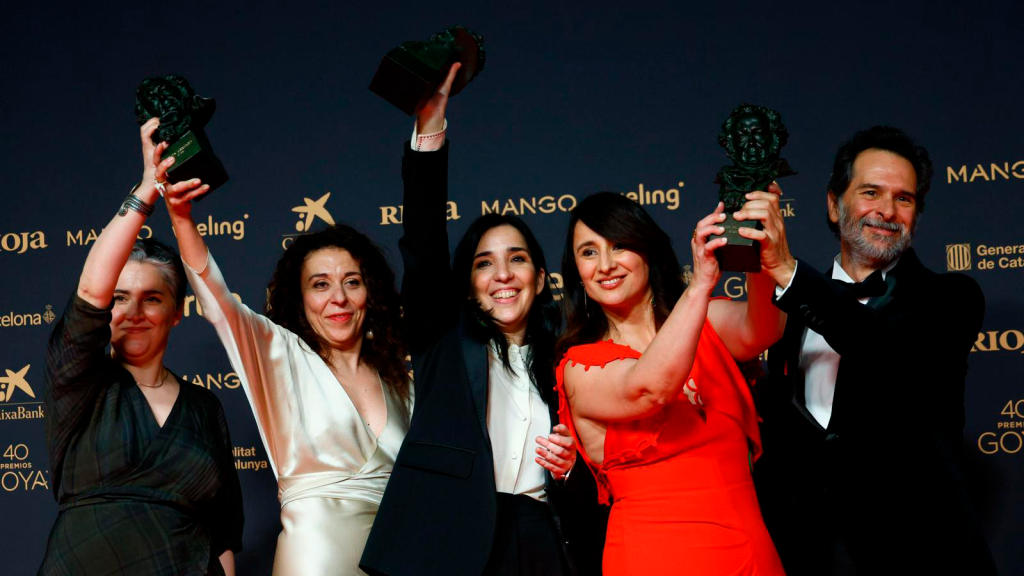 Alauda Ruiz de Azúa, junto a los productores de 'Los domingos'. EFE/QUIQUE GARCÍA