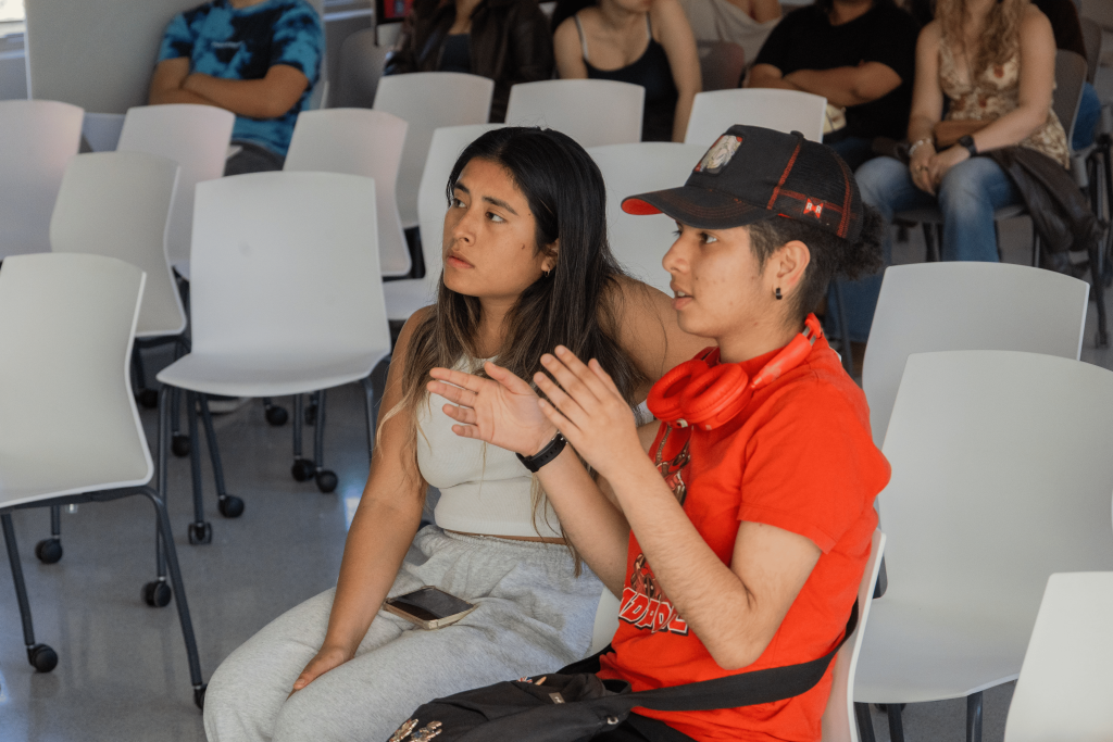 Alumna aclarando sus dudas. Foto: Renato Garduño