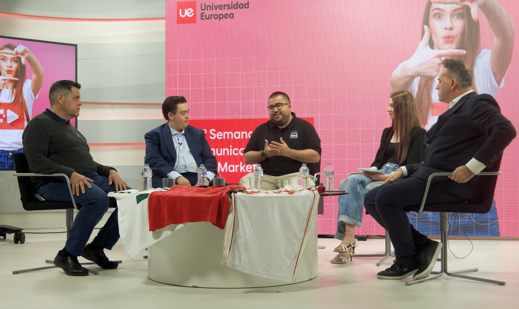 Foto de los ponentes durante la sesión.