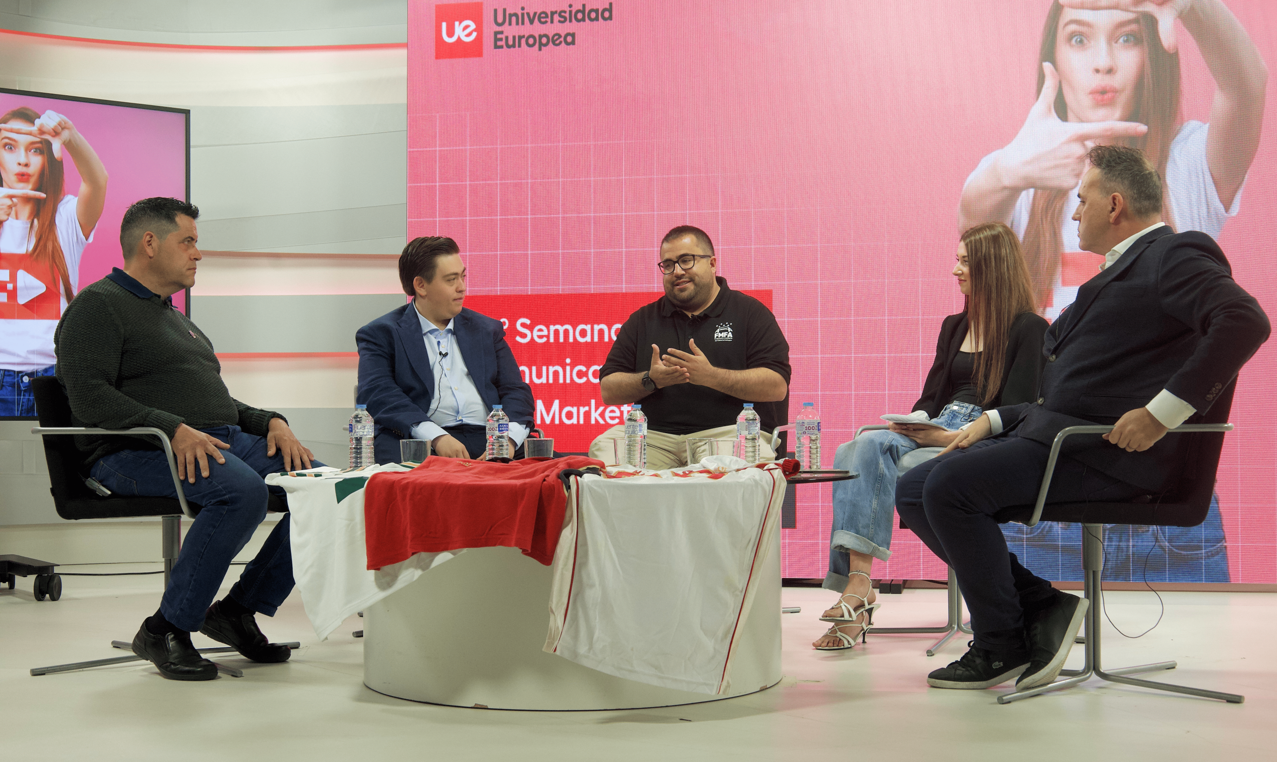 Foto de los ponentes durante la sesión.