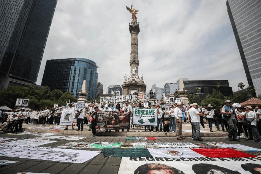 Protesta en el Ángel de la Independencia en Ciudad de México. Foto: Latin American Post.
