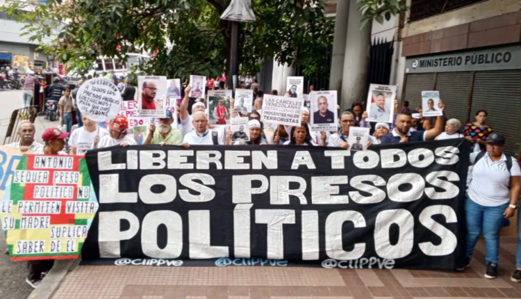 Liberan a tres presos políticos venezolanos tras pasar 23 años en prisión