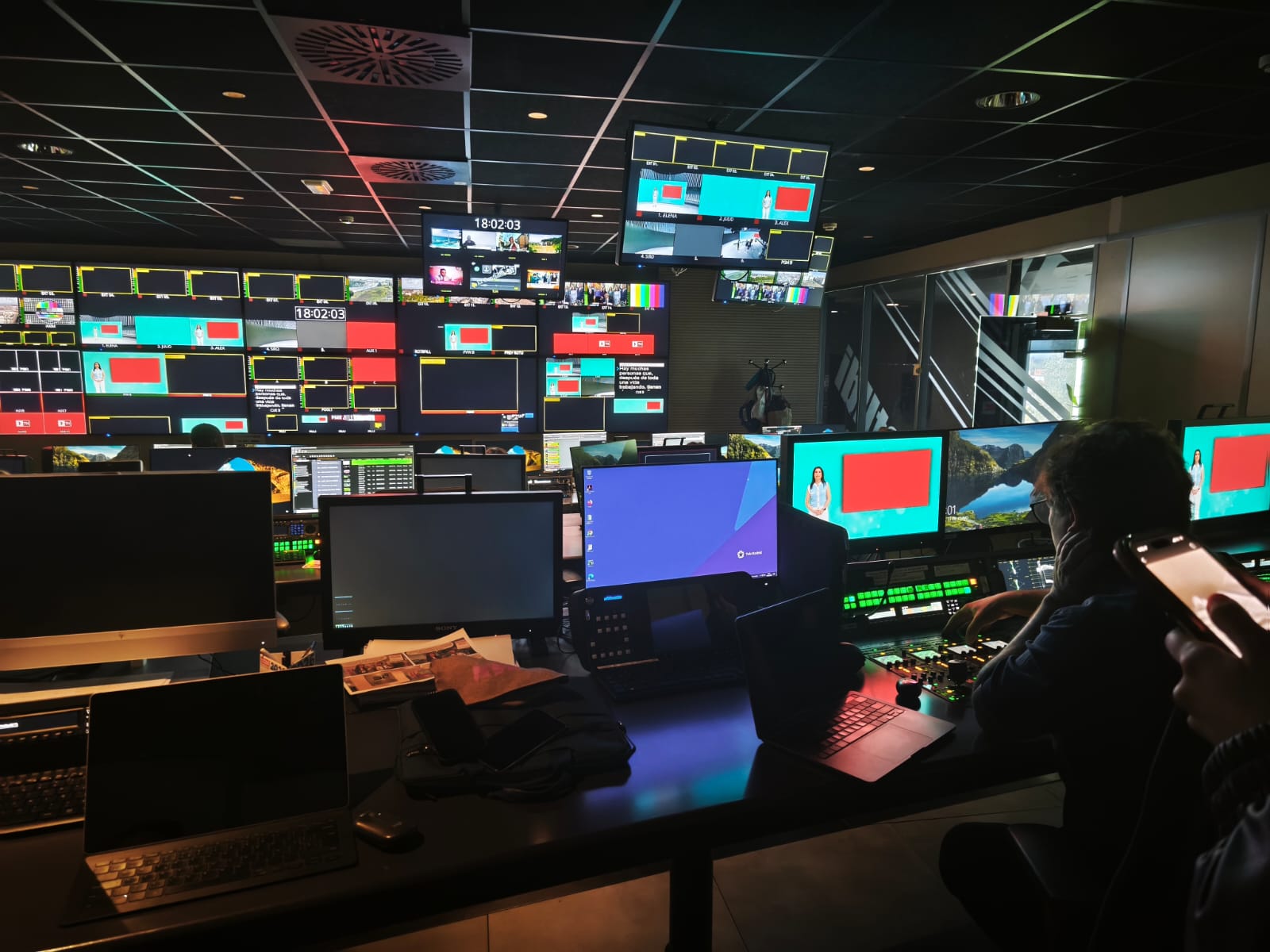 NeuroShots: «Cierre de temporada explorando los medios, la moda y la transformación de la comunicación contemporánea»