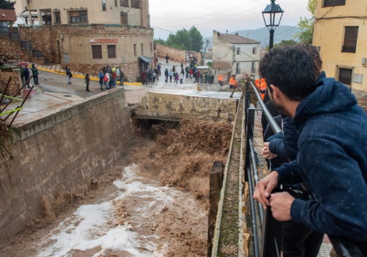 29/10/2024 Varios servicios de emergencias ayudan en las labores de rescate, a 29 de octubre de 2024, en Letur, Albacete, Castilla-La Mancha (España). El casco antiguo de Letur, en la Sierra de Segura, se ha llevado la peor parte, con el desbordamiento del arroyo y sus calles se han convertido en un torrente, donde el agua ha arrasado con todo a su paso. En torno a 30 personas se han quedado atrapadas en sus viviendas en el centro de Letur, en el entorno de la Plaza del Ayuntamiento, por la riada. Cinco personas más permanecen en un restaurante y otra más ha pedido ayuda desde el paraje La Cascada, cercano a la localidad.
SOCIEDAD 
Víctor Fernández - Europa Press